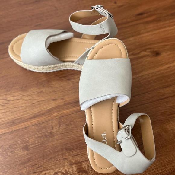 SODA Women's Gray Sandals Size 6 NEW - Picture 2 of 6